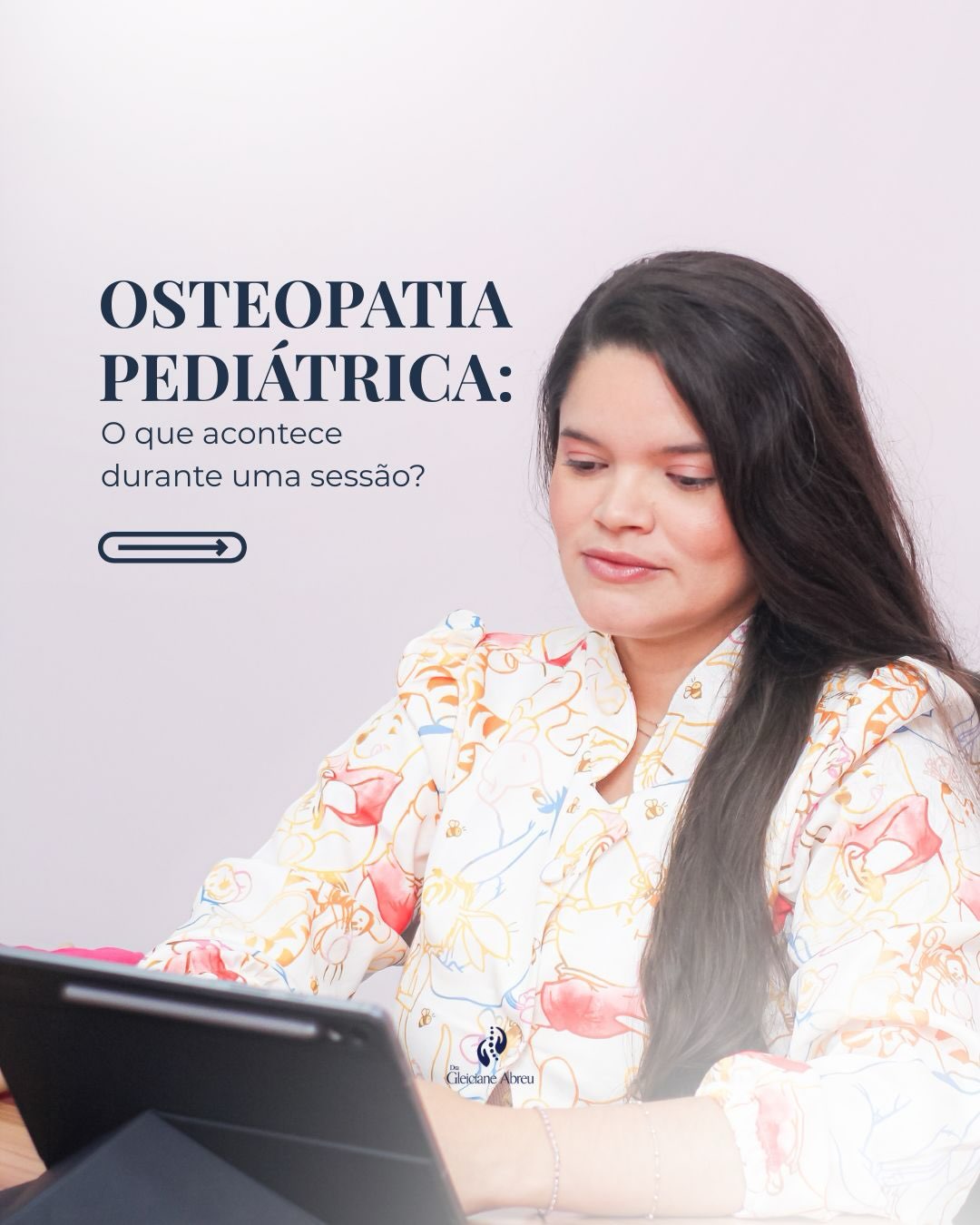 Gleiciane no consultório em publicação sobre osteopatia pediátrica