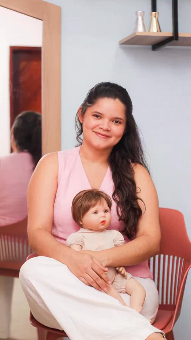 Gleiciane com boneca no consultório