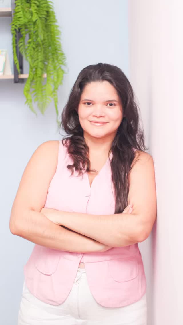 Gleiciane em pé com roupa rosa no consultório