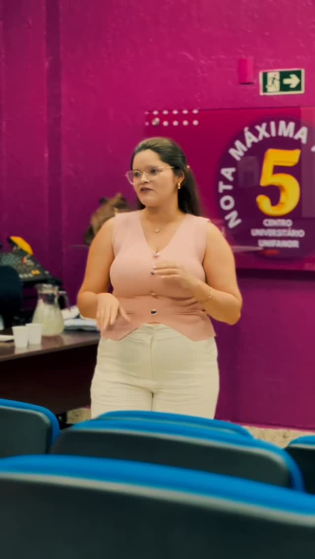 Gleiciane fala durante um evento profissional