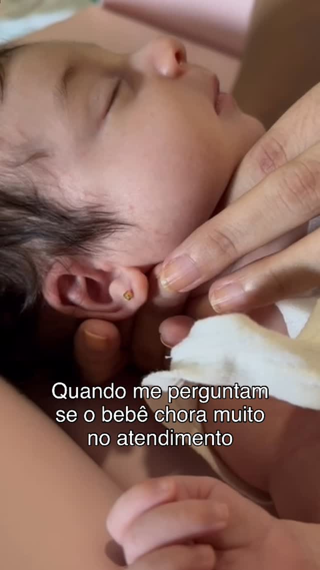 Vídeo de Gleiciane observando um bebê