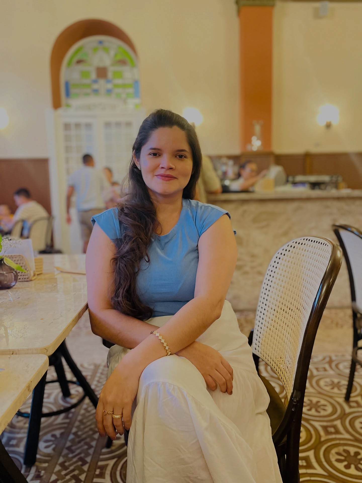 Gleiciane sentada em evento profissional