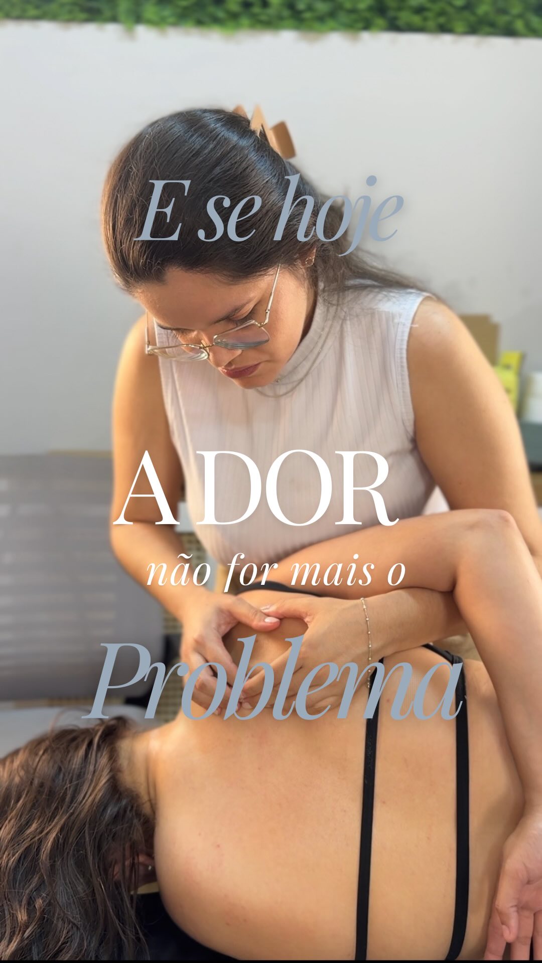 Gleiciane durante um atendimento de fisioterapia
